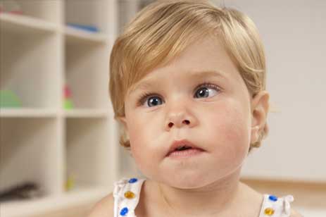 تشخیص تنبلی چشم در آستانه اشرفیه | اهمیت سن تشخیص